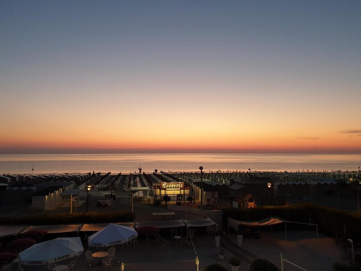 Hotel Soraya - Spiaggia Sawasdee Риччоне Экстерьер фото