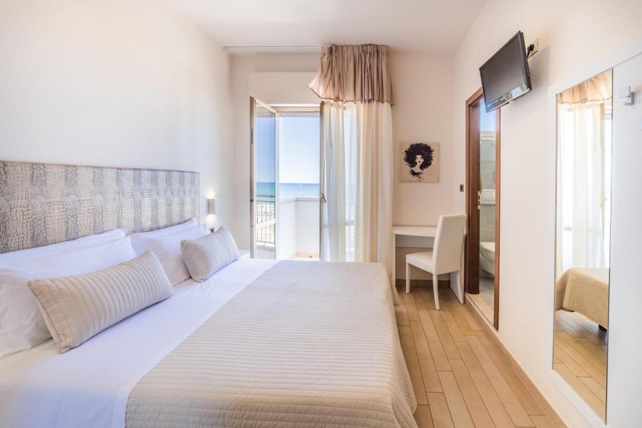 Hotel Soraya - Spiaggia Sawasdee Риччоне Экстерьер фото