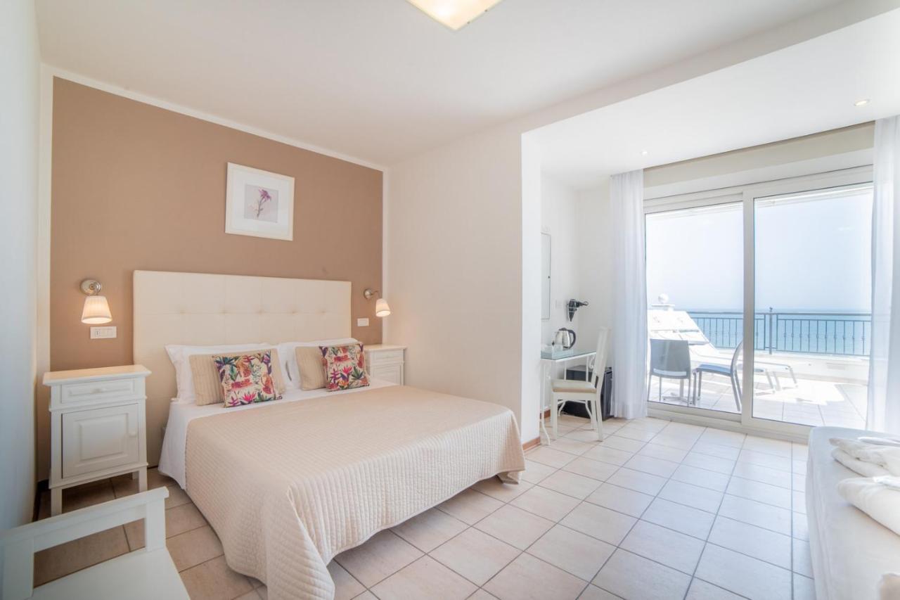 Hotel Soraya - Spiaggia Sawasdee Риччоне Экстерьер фото