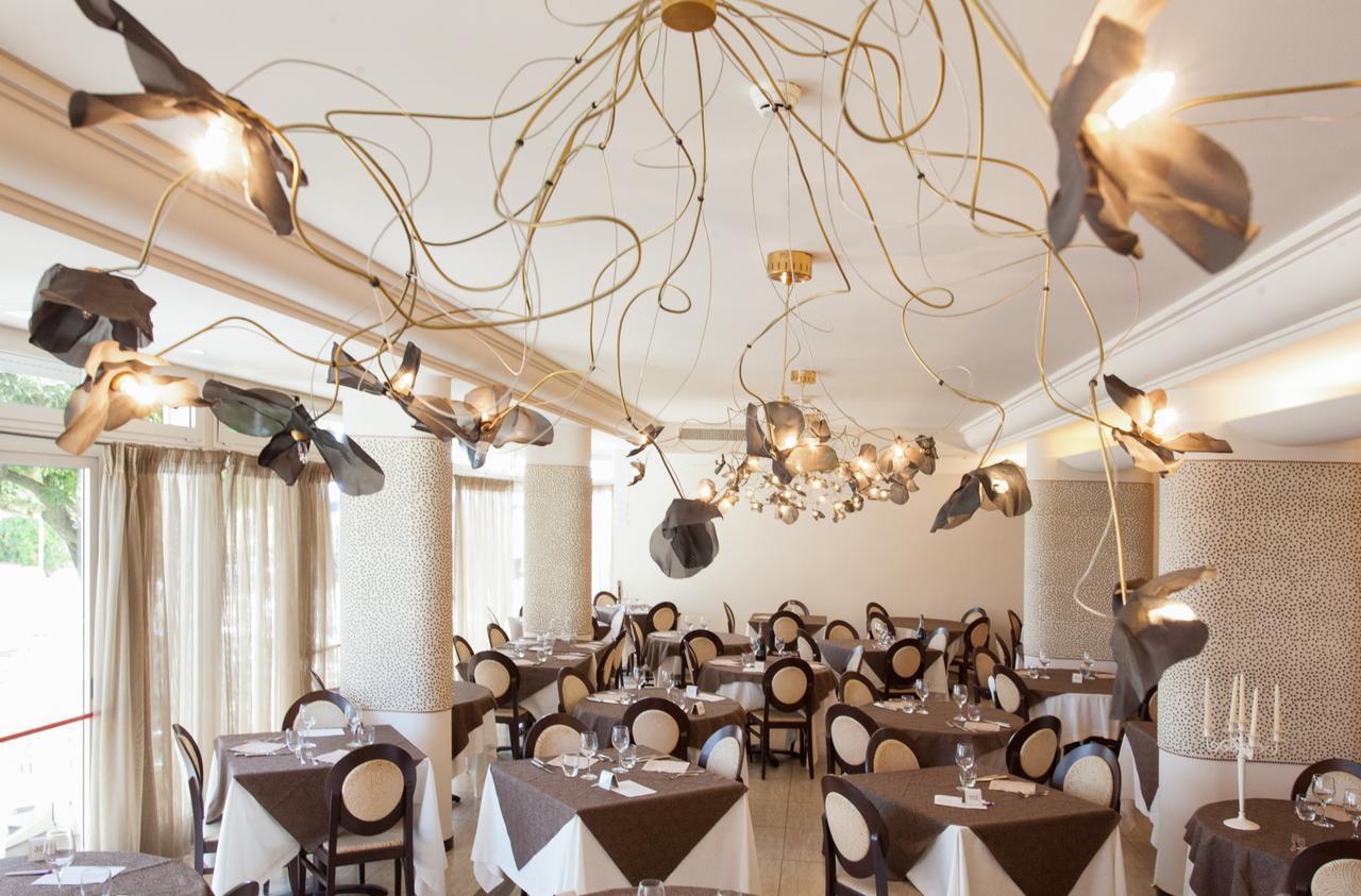 Hotel Soraya - Spiaggia Sawasdee Риччоне Экстерьер фото